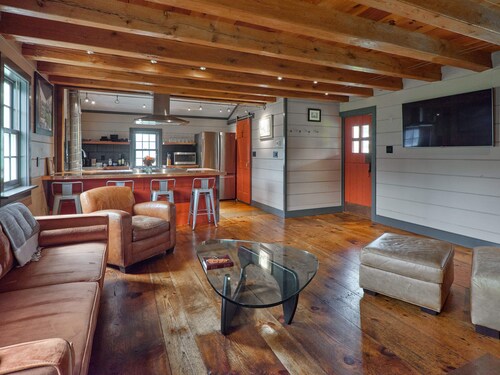 The Summer Kitchen Cottage: Pastoral Elegance  on a Farm Homestead