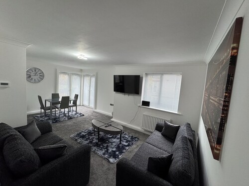 The Modern Balcony Apartment 2 Bed 1 Bath Private Parking