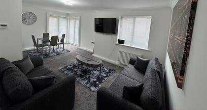 The Modern Balcony Apartment 2 Bed 1 Bath Private Parking