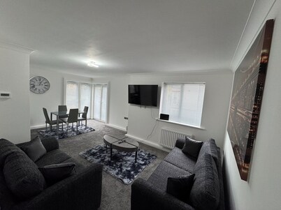 The Modern Balcony Apartment 2 Bed 1 Bath Private Parking