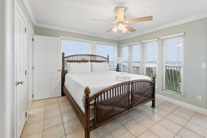 4 bedrooms, desk, iron/ironing board, Internet