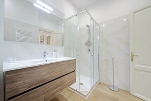 Dusche, Haartrockner, Bidet, Handtücher