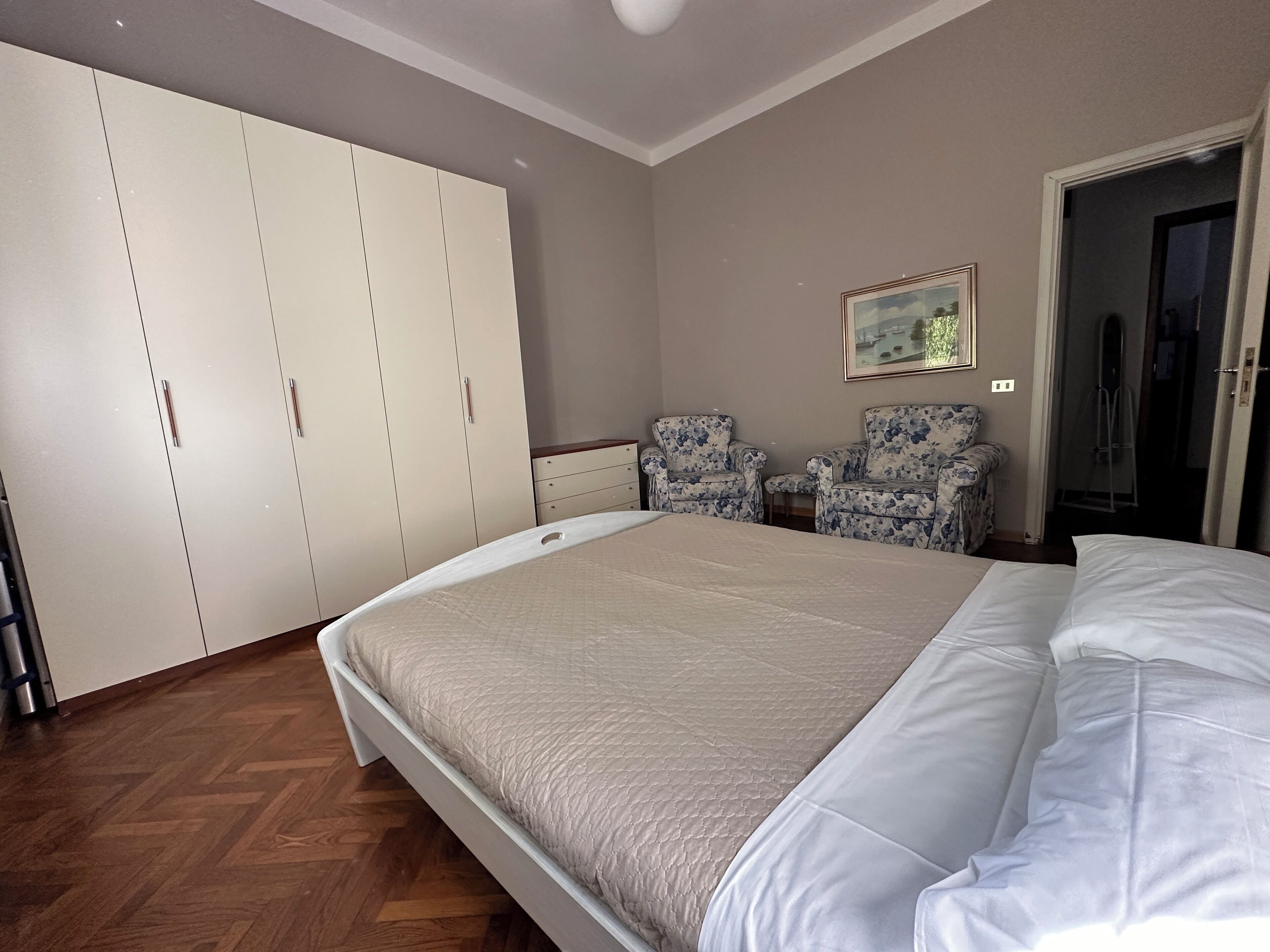 1 habitación, tabla de planchar con plancha y wifi gratis 