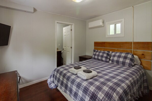 1 bedroom, WiFi, bed sheets - Westlake Couple`s Cottage (Prince Edward)
