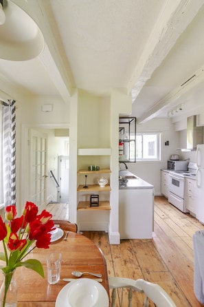 Fridge, microwave, oven, stovetop - Family friendly duplex (Prince Edward)