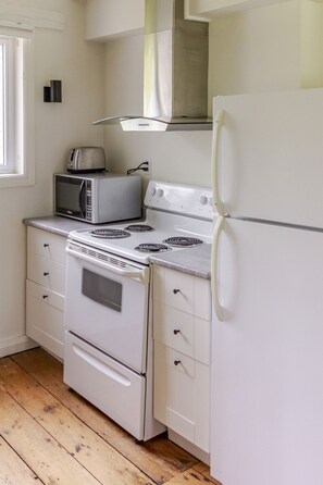 Een koelkast, een oven, een kookplaat, een koffiezetapparaat/waterkoker