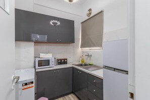 Refrigerador, horno, parrilla de estufa y cafetera y tetera 