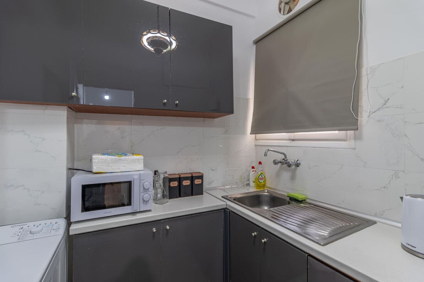 Een koelkast, een oven, een kookplaat, een koffiezetapparaat/waterkoker