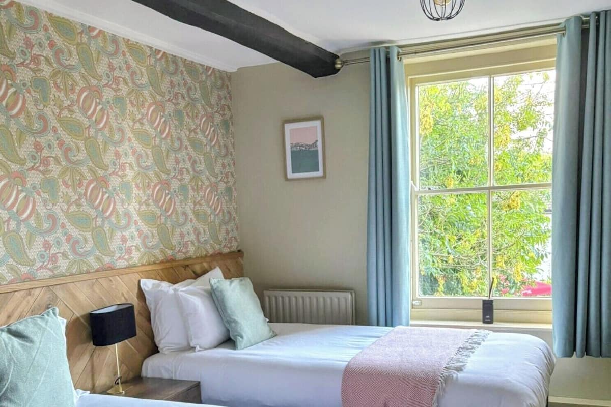 Classic Twin Room | Blackout drapes, iron/ironing board, free WiFi
