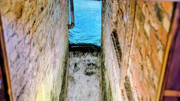 Un estrecho pasaje con un curso de agua que fluye a través de él.
