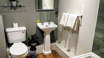 Un baño moderno con inodoro, lavabo y bañera.