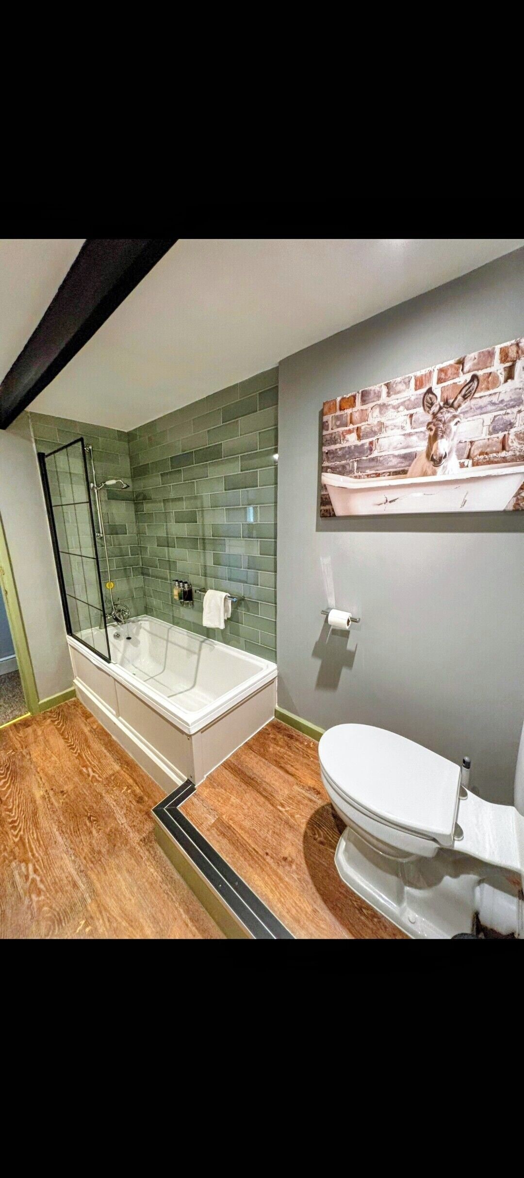Deluxe Double Room, 1 King Bed | Bathroom | Hair dryer, towels, soap, shampoo