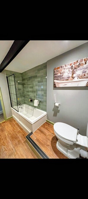 Habitación Deluxe doble, 1 cama de matrimonio grande | Baño | Secador de pelo, toallas, jabón y champú