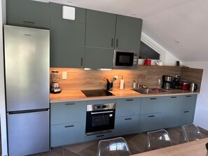 Geladeira, micro-ondas, fogão, cooktop