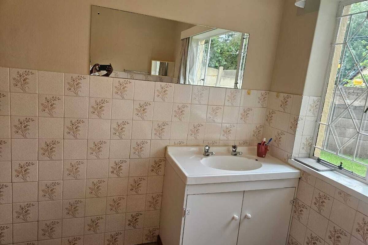 Bathtub, kloset, handuk, dan sabun
