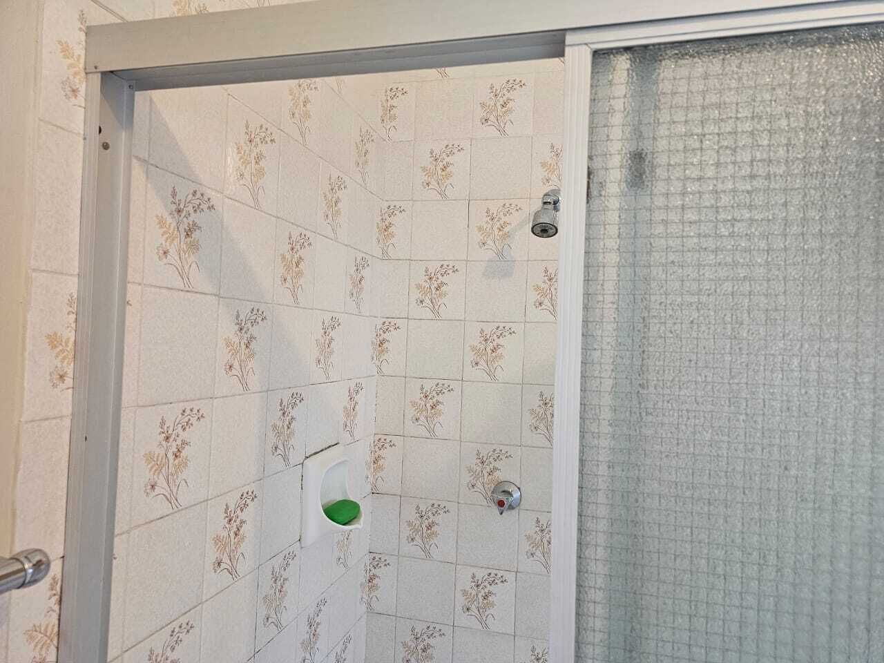 욕조, 타월, 비누, 샴푸