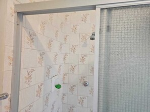 Bathtub, towels, soap, shampoo - J&M GUEST HOUSE (Randburg)