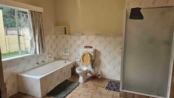 Bañera, toallas, jabón, shampoo