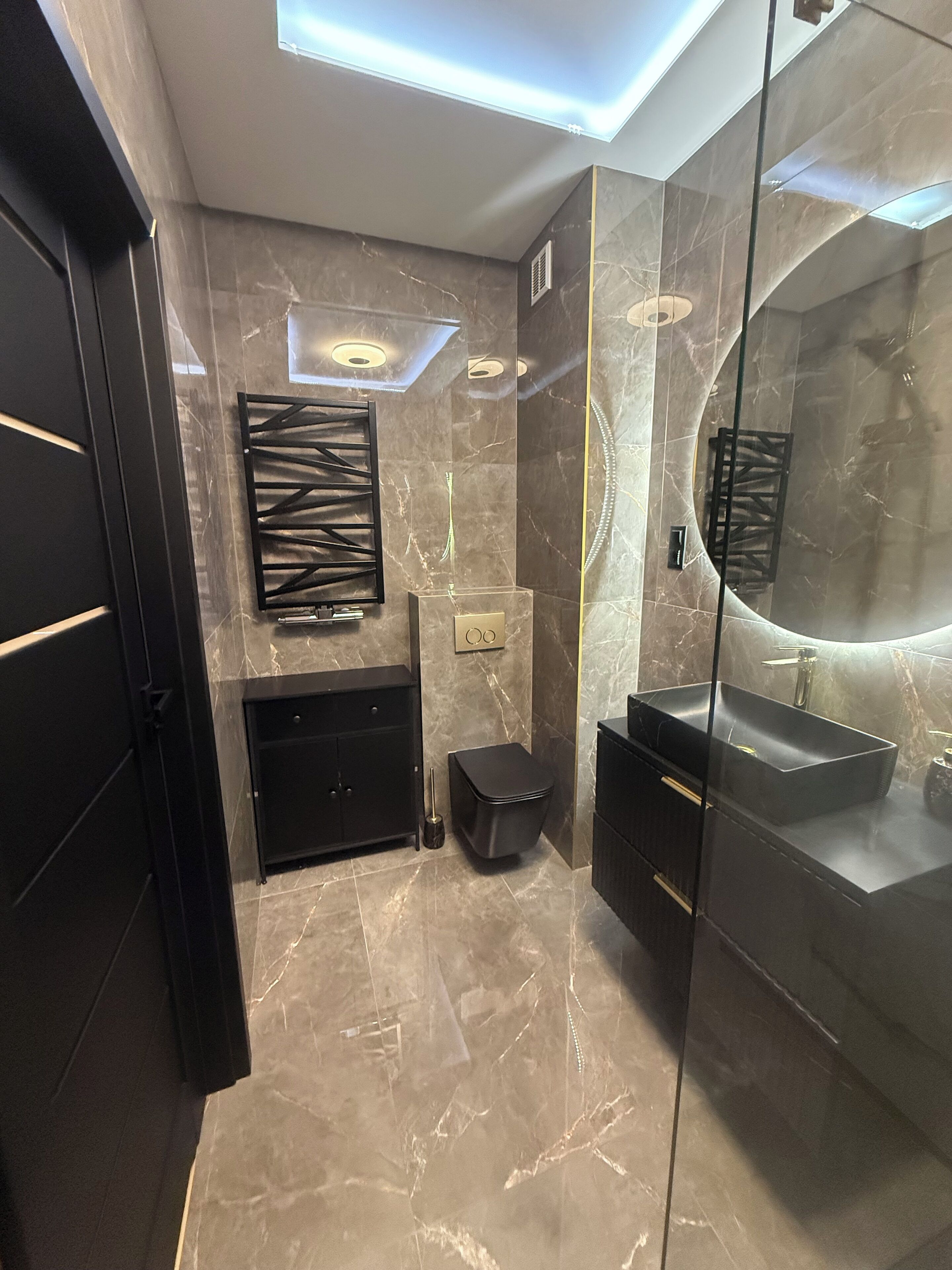 Ducha, toallas, jabón, papel higiénico