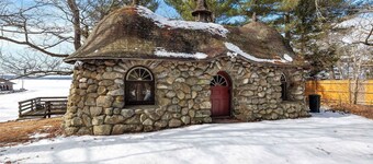 Kona Hobbit House  Cozy Getaway on the Lake