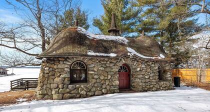 Kona Hobbit House Cozy Getaway on the Lake