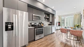 Refrigerador, microondas, horno y parrilla de estufa