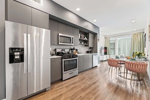 Réfrigérateur, micro-ondes, four, plaque de cuisson