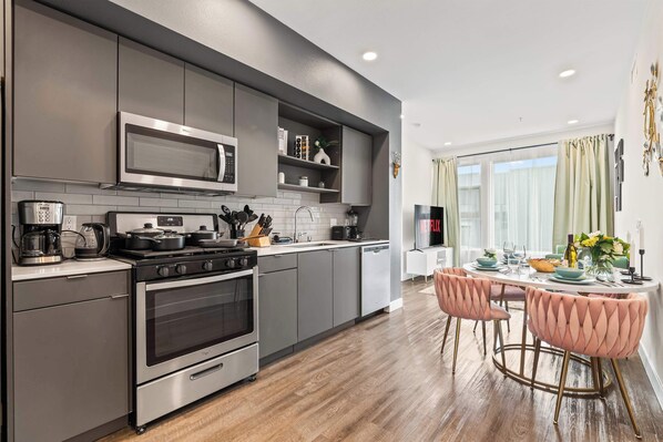 Refrigerador, microondas, horno y parrilla de estufa 