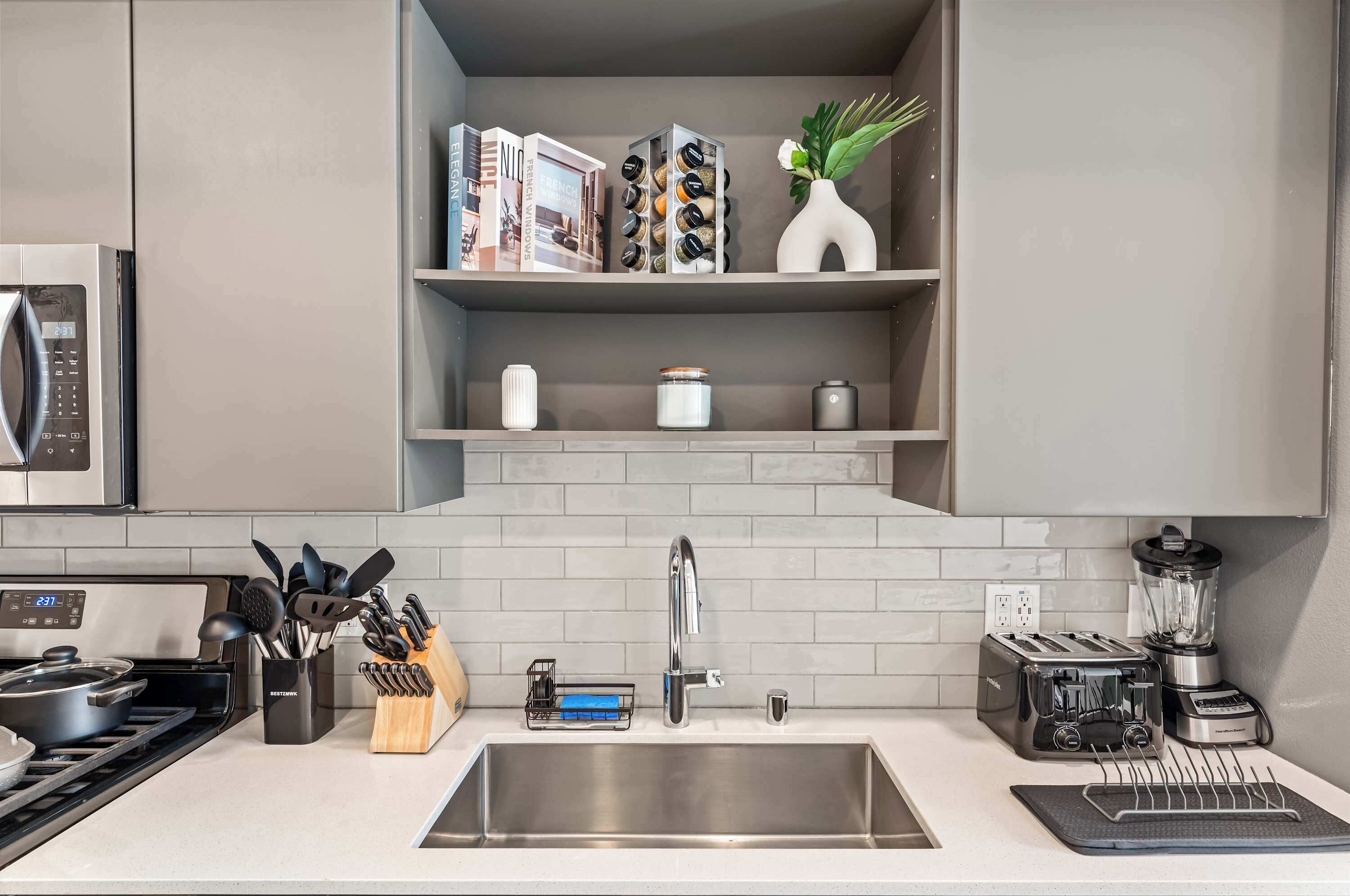 Kühlschrank, Mikrowelle, Ofen, Herdplatte