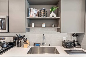 Fridge, microwave, oven, stovetop - Serenity 2BD Haven in HollywoodFree Parking & Pool (West Hollywood)