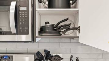 冷蔵庫、電子レンジ、オーブン、コンロ