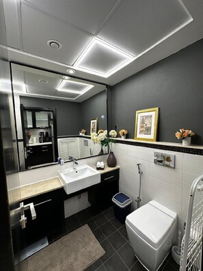 Deluxe Στούντιο, 1 King Κρεβάτι, Θέα στη Θάλασσα | Μπάνιο | Παντόφλες