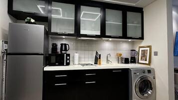 Deluxe Studio, 1 King Bed, Sea View | Private kitchen | Coffee/tea maker