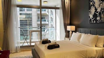 Deluxe Studio, 1 King Bed, Sea View | Premium bedding, pillow-top beds, free minibar, soundproofing