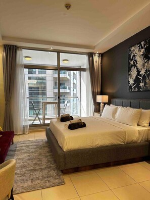 Deluxe Studio, 1 King Bed, Sea View | Premium bedding, pillow-top beds, free minibar, soundproofing - Skyview Tower (Dubai)