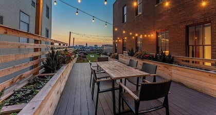 Charming 1-Bedroom, 1-Bathroom Loft in St. Louis with a Terrace, Rooftop, Gym