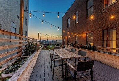 Charming 1-Bedroom, 1-Bathroom Loft in St. Louis with a Terrace, Rooftop, Gym