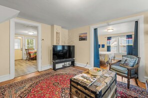 3 bedrooms, iron/ironing board, free WiFi, bed sheets - Downtown Sturgeon Bay- Charming Upper duplex walking distance to Kitty O'Reillys (Sturgeon Bay)