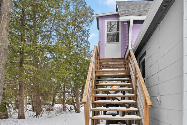 Property grounds - Downtown Sturgeon Bay- Charming Upper duplex walking distance to Kitty O'Reillys (Sturgeon Bay)