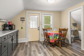 Dining - Downtown Sturgeon Bay- Charming Upper duplex walking distance to Kitty O'Reillys (Sturgeon Bay)