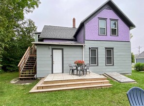 Exterior - Downtown Sturgeon Bay- Charming Upper duplex walking distance to Kitty O'Reillys (Sturgeon Bay)