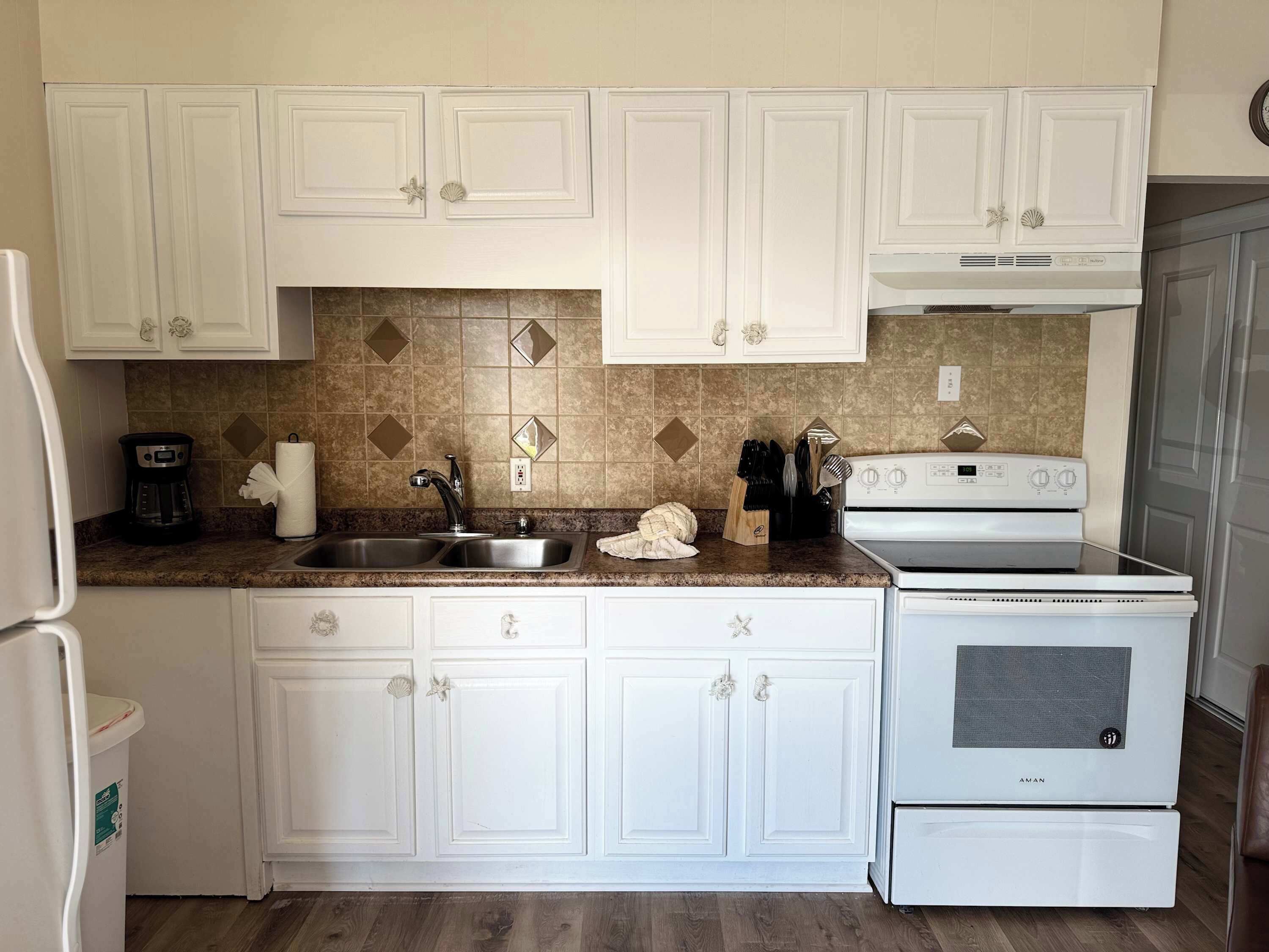 Jääkaappi, mikroaaltouuni, uuni, liesi