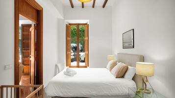 4 slaapkamers, een strijkplank/strijkijzer, reisbedje, wifi