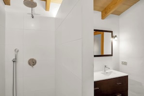 Dusche, Haartrockner, Bidet, Handtücher
