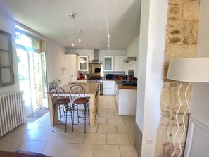 Family Villa, Garden View | Private kitchen | Electric kettle, toaster - Résidence les trois jardins (Sarlat-la-Canéda)