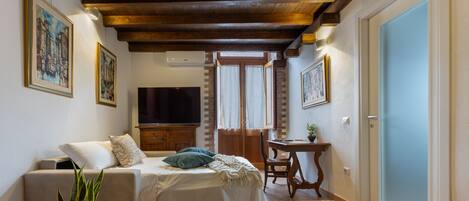 1 bedroom, iron/ironing board, free WiFi