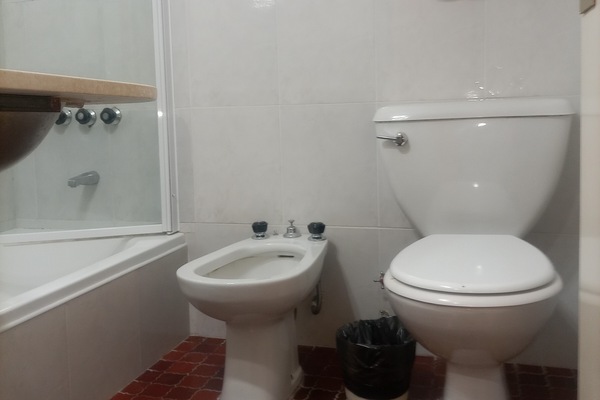 Habitación doble | Baño | Bañera, secador de pelo, bidé y toallas