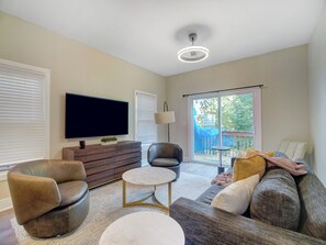 Living area - Comfy 3 BR Retreat: mins to NYC - 3 nt min/inquire (Jersey City)