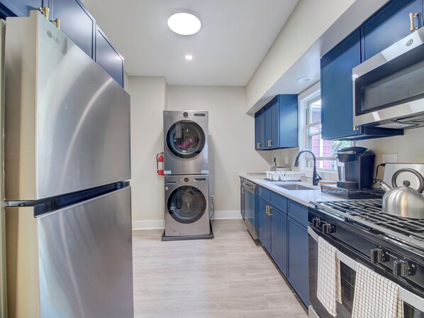 Dishwasher - Comfy 3 BR Retreat: mins to NYC - 3 nt min/inquire (Jersey City)