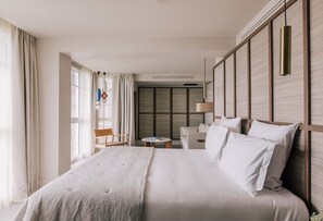 Chambre Triple Junior (Espace unique avec lit et canapé-lit) | Free WiFi, bed sheets - Les Bassans - Fontenille Collection (Perros-Guirec)